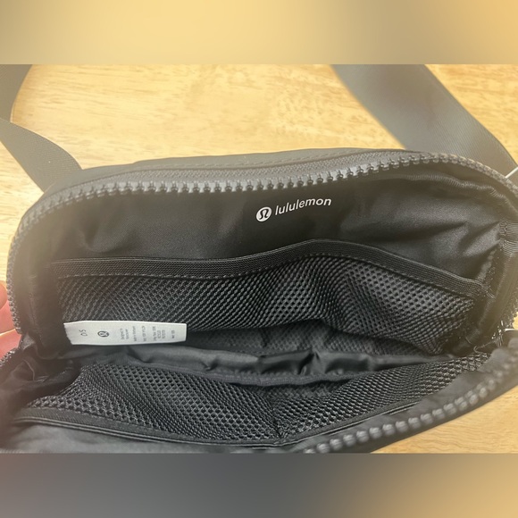 NWT Lululemon Hawaii Print Everywhere Belt Bag 2L - Picture 3 of 4